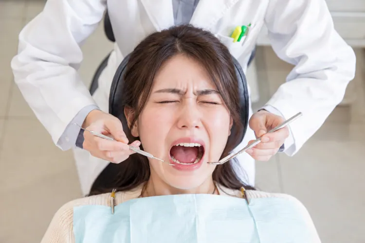 입을 크게 벌리고 힘들어하는 여성