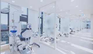 칸막이로 나뉜 오픈진료실 진료 의자들