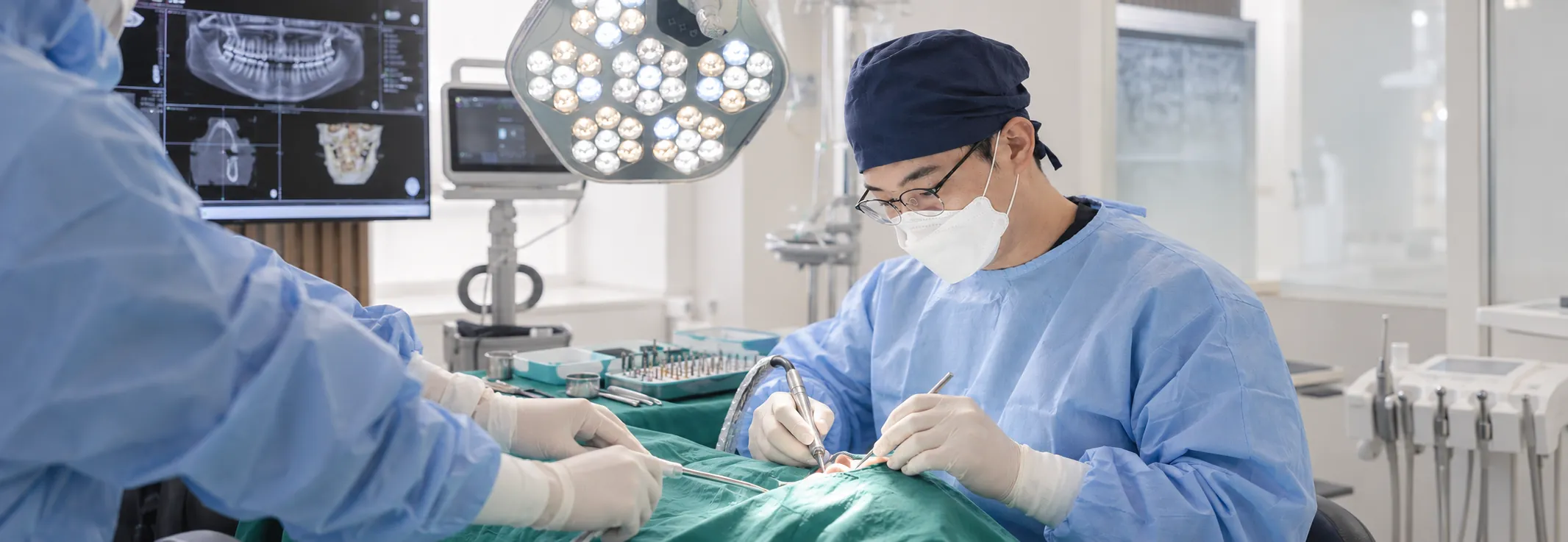 수술실에서 수면 상태의 환자를 진료하는 의료진