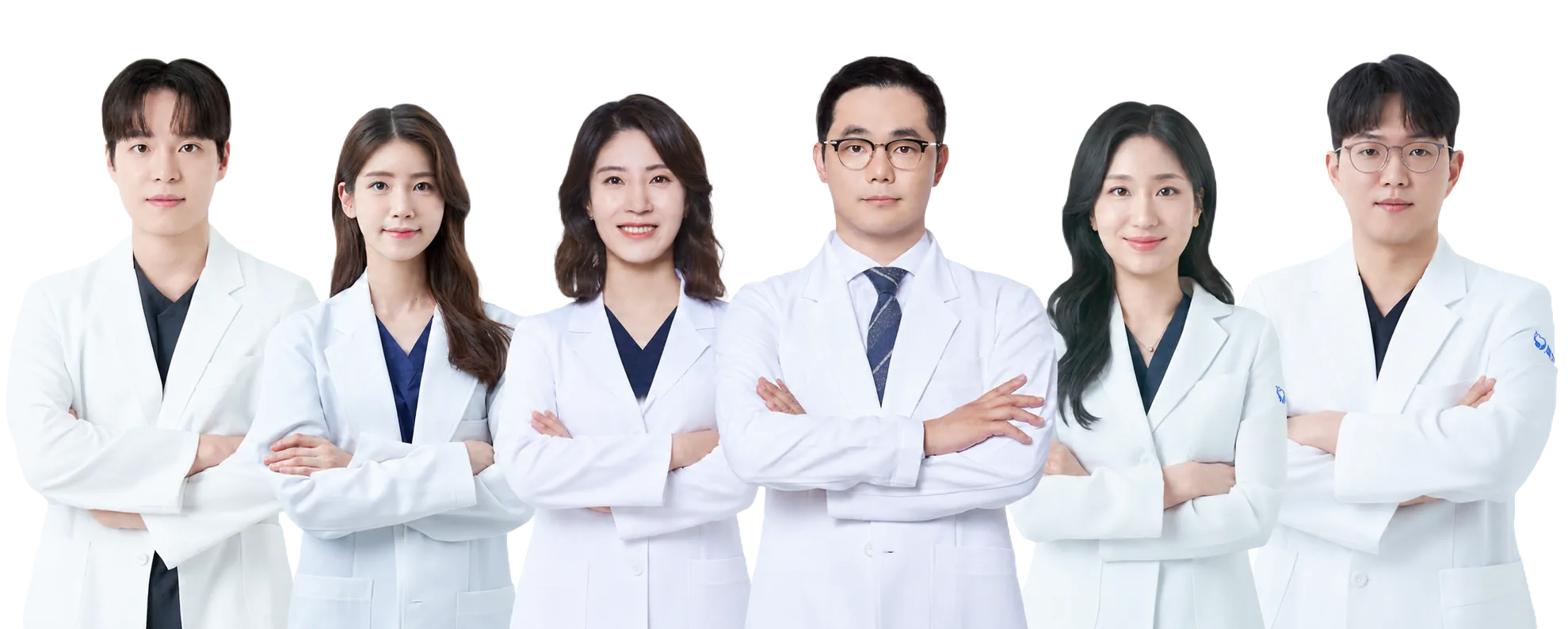 플란치과 서울본점 의료진 여섯 명이 흰 가운을 입고 팔짱을 낀 채 나란히 선 단체 사진