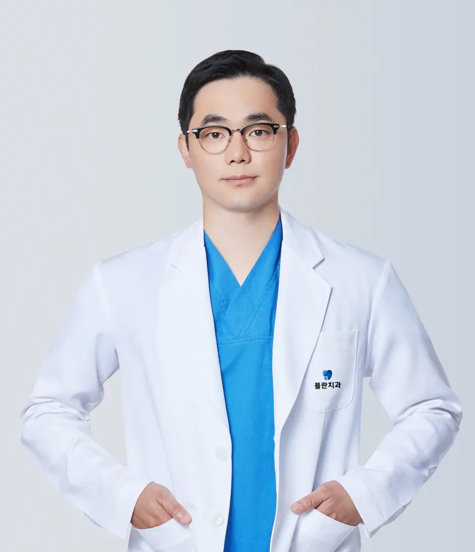 흰 가운을 입은 최영인 대표원장